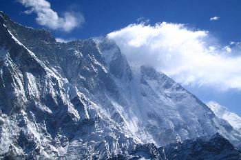 Acercamiento de montaña rocosa con nieve