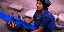 Tejedora con telar de cintura en Santa Catarina Palopó, Guatemal