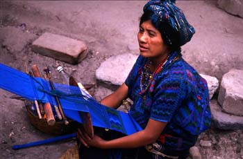 Tejedora con telar de cintura en Santa Catarina Palopó, Guatemal