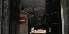 Puerta desde la que se ve el lateral de la Catedral de Santiago