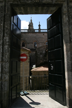 Puerta desde la que se ve el lateral de la Catedral de Santiago