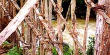 Puente de madera con protecciones, Irian Jaya, Indonesia