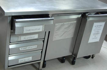 Mesa de trabajo con cajones y cubetas