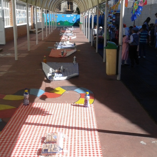 Infantil. Patio bajo marquesina.