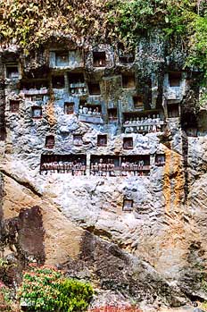 Tumbas Tau-Tau excavadas en roca, Sulawesi, Indonesia