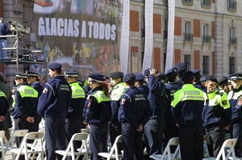 Homenaje a las fuerzas de seguridad en la Puerta del Sol, Madrid