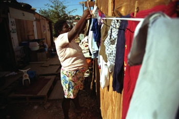 Mujer tiende laropa, favela de Sao Paulo, Brasil