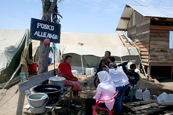Tertulia después de comer, Campamento de pescado, Alunaga, Sumat