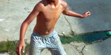 Niño jugando al balón, favelas de Sao Paulo, Brasil