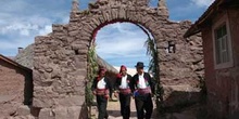 Entrada al poblado de la isla de Taquile en el lago Titicaca, Pe