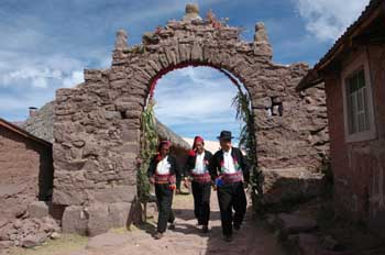 Entrada al poblado de la isla de Taquile en el lago Titicaca, Pe