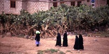 Grupo de mujeres paseando en Amran, Yemen