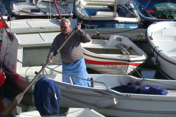 Hombre en una barca con un remo