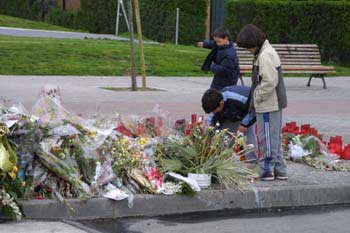 Ramos de flores depositados en recuerdo a las víctimas de los At