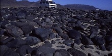 Caravana aparcada en medio de las rocas, Canarias