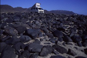 Caravana aparcada en medio de las rocas, Canarias