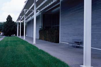 Porche y jardín de un edificio