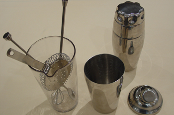 Coctelera con utensilios