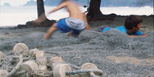 Niños jugando con redes de pesca, Paraty, Rio de Janeiro, Brasil