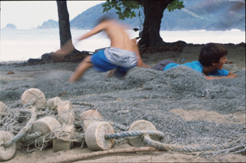 Niños jugando con redes de pesca, Paraty, Rio de Janeiro, Brasil