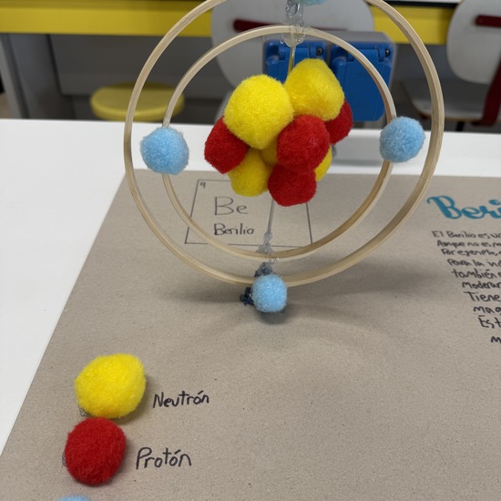 Maqueta de un átomo de berilio según el modelo atómico de Bohr