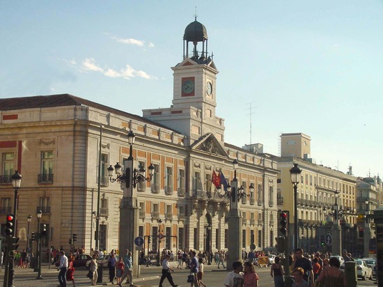 Vista lateral de la Puerta del Sol de Madrid