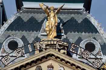 Escultura de bronce sobre un edificio