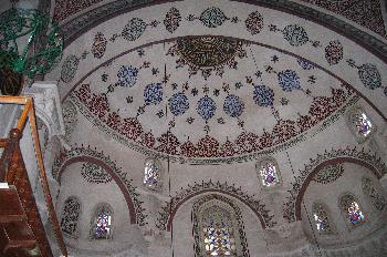 Detalle de bóvedas decoradas en Mihrimah Camii en Üsküdar, Estam
