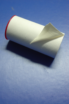 Esparadrapo autoadhesivo