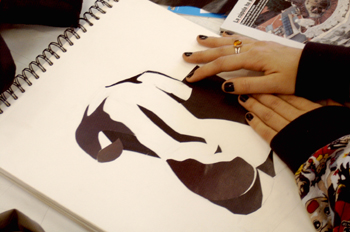 Alumna realizando un collage