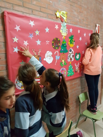 Decorando pasillos del pabellón 3 por Navidad 7