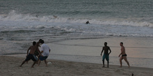 Niños jugando al fútbol en la playa de Maracaípe, Pernambuco, Br