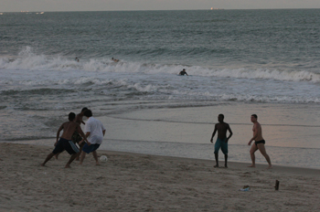 Niños jugando al fútbol en la playa de Maracaípe, Pernambuco, Br