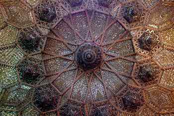 Motivo circular en una vidriera de un centro comercial de Budape