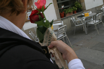 Mujer lleva rosas a la iglesia, Santiago d Compostela, La Coruña