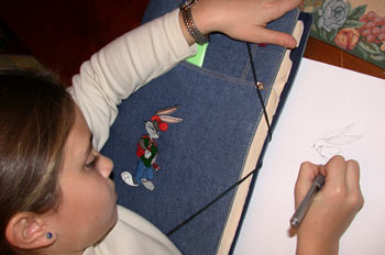 Niña copiando un dibujo