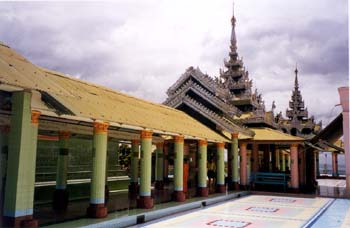 Pagoda en la colina de Sagaing, Myanmar