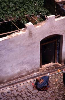 Mujer limpiando una calle, Yemen