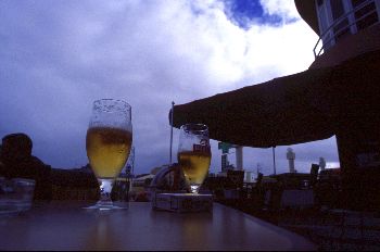 Copas de cerveza encima de la mesa, Canarias