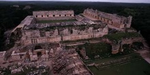 Vista del Cuadrángulo de las Monjas, desde la Pirámide del Adivi