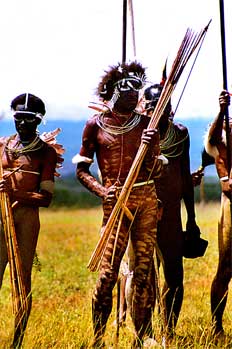 Hombres armados. Colección de flechas, Irian Jaya, Indonesia