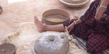 Moliendo el grano, Matmata, Túnez