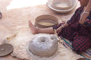 Moliendo el grano, Matmata, Túnez