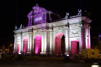 Iluminación de la Puerta de Alcalá con motivo de la Boda Real
