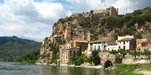 Río Ebro con el pueblo Miravet en el fondo, Tarragona
