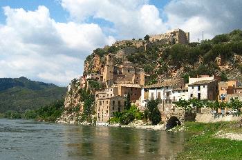 Río Ebro con el pueblo Miravet en el fondo, Tarragona