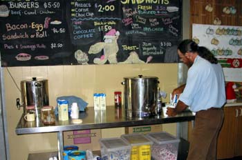 Autoservicio en un bar de carretera del desierto, Australia