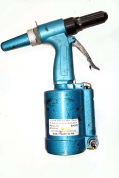Remachadora neumática para remaches de espiga