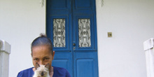 Mujer con un gato siamés, Olinda, Pernambuco, Brasil