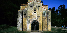 Fachada oeste de la iglesia de San Miguel de Lillo, Oviedo, Prin